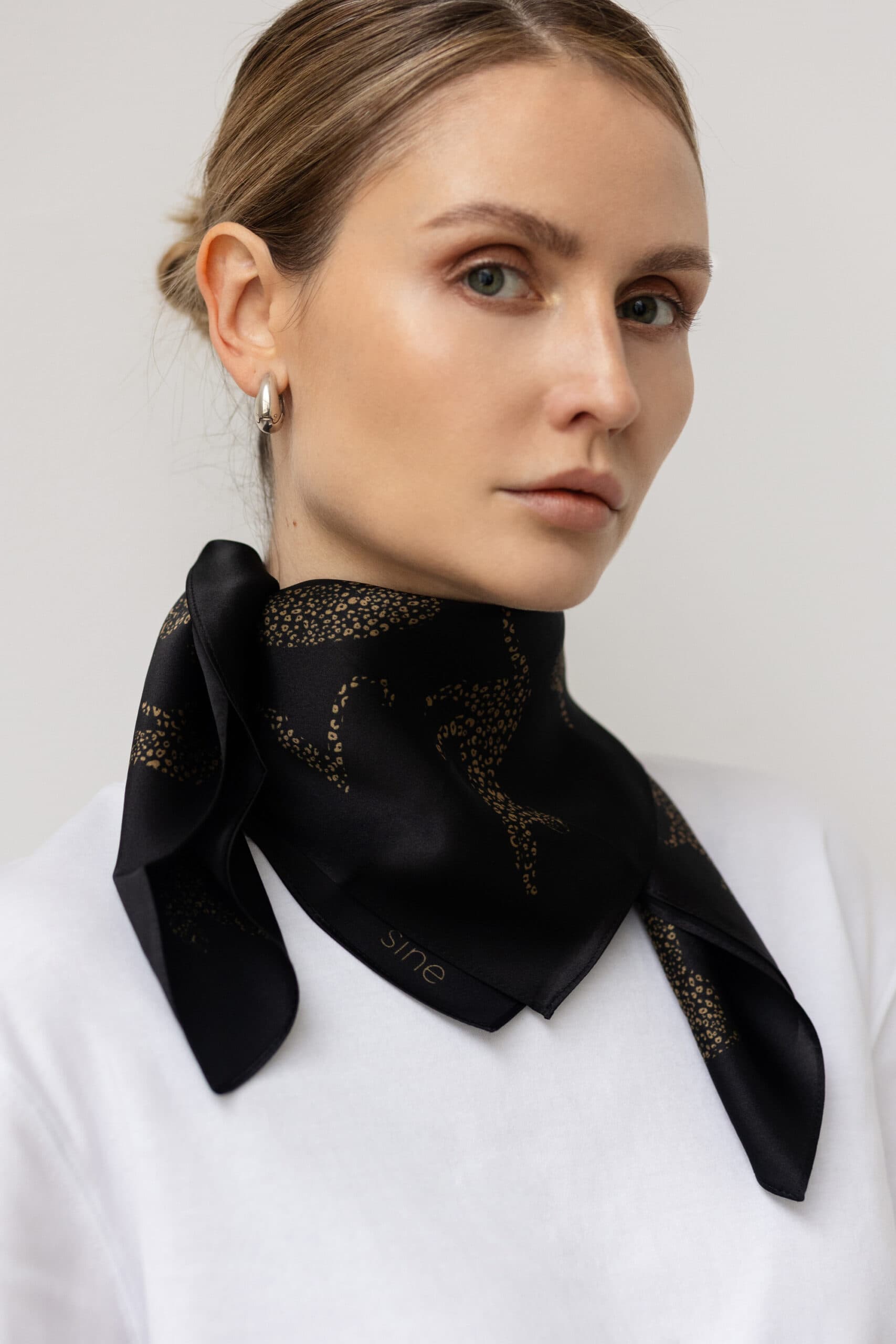 Jedwabna apaszka czarna 65 cm | LAMPARTY