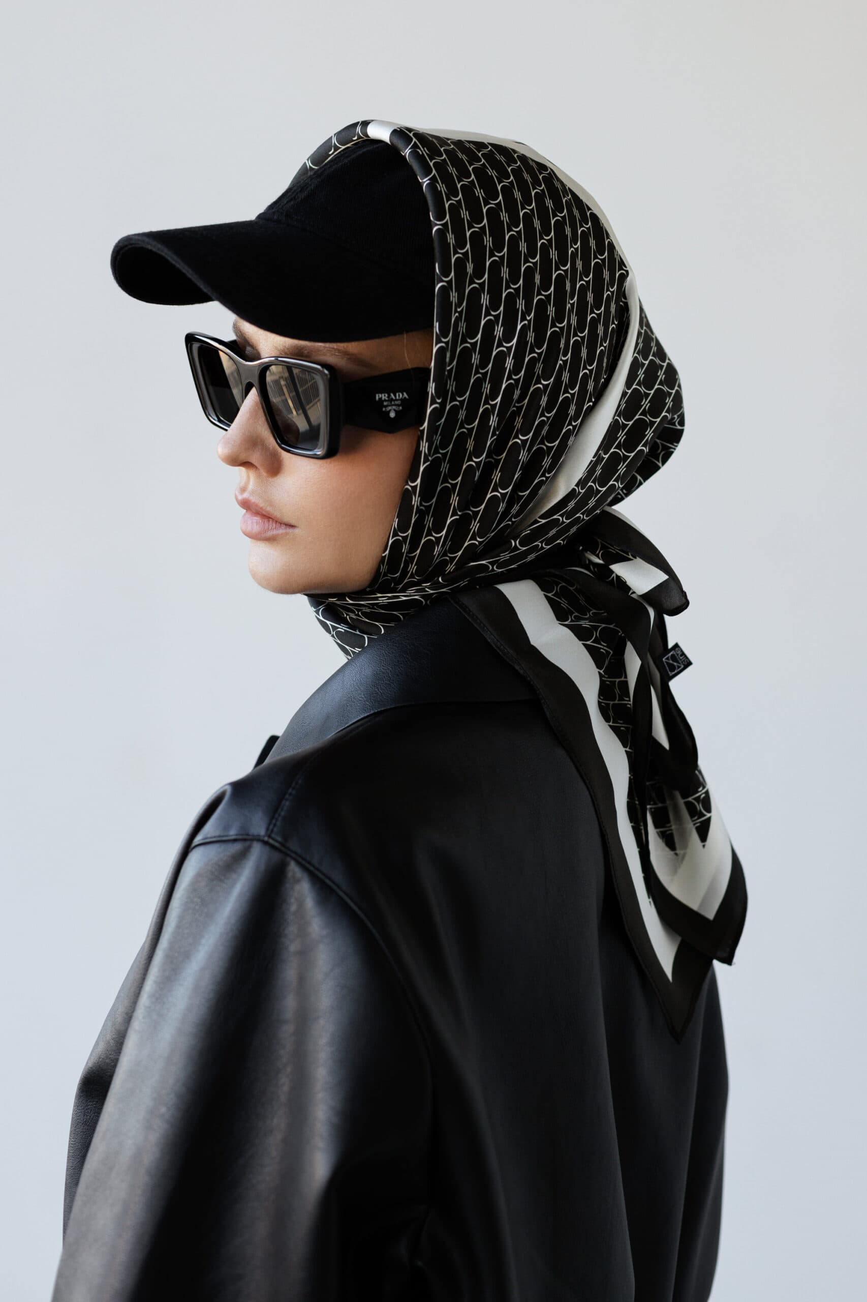 Jedwabna apaszka 90 cm | Sine Silk CLASSIC BLACK