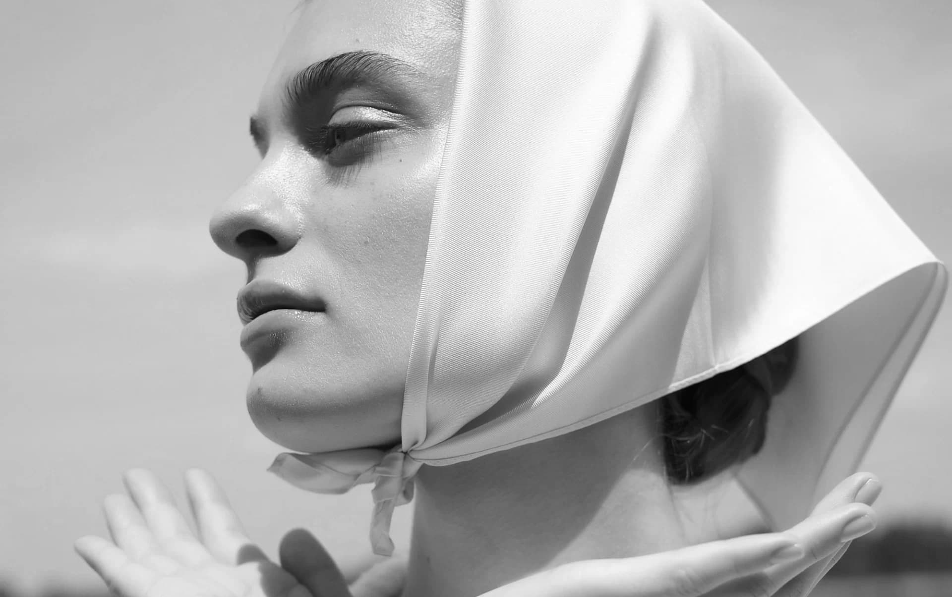 Jedwabne apaszki idealne o każdej porze roku – latem chłodzą, a zimą grzeją.